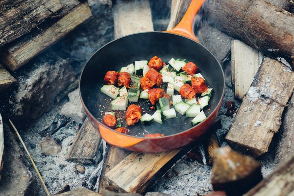 Quelles sont les meilleures techniques pour cuisiner en camping sans utiliser de feu?